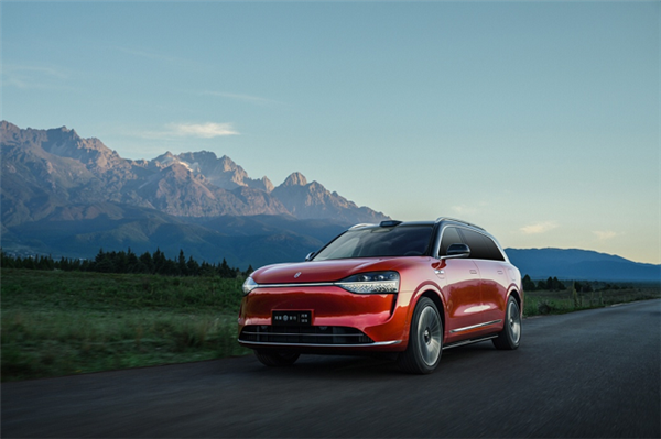 捅破國產(chǎn)豪車天花板！問界M9大定超17萬輛：BBA不香了